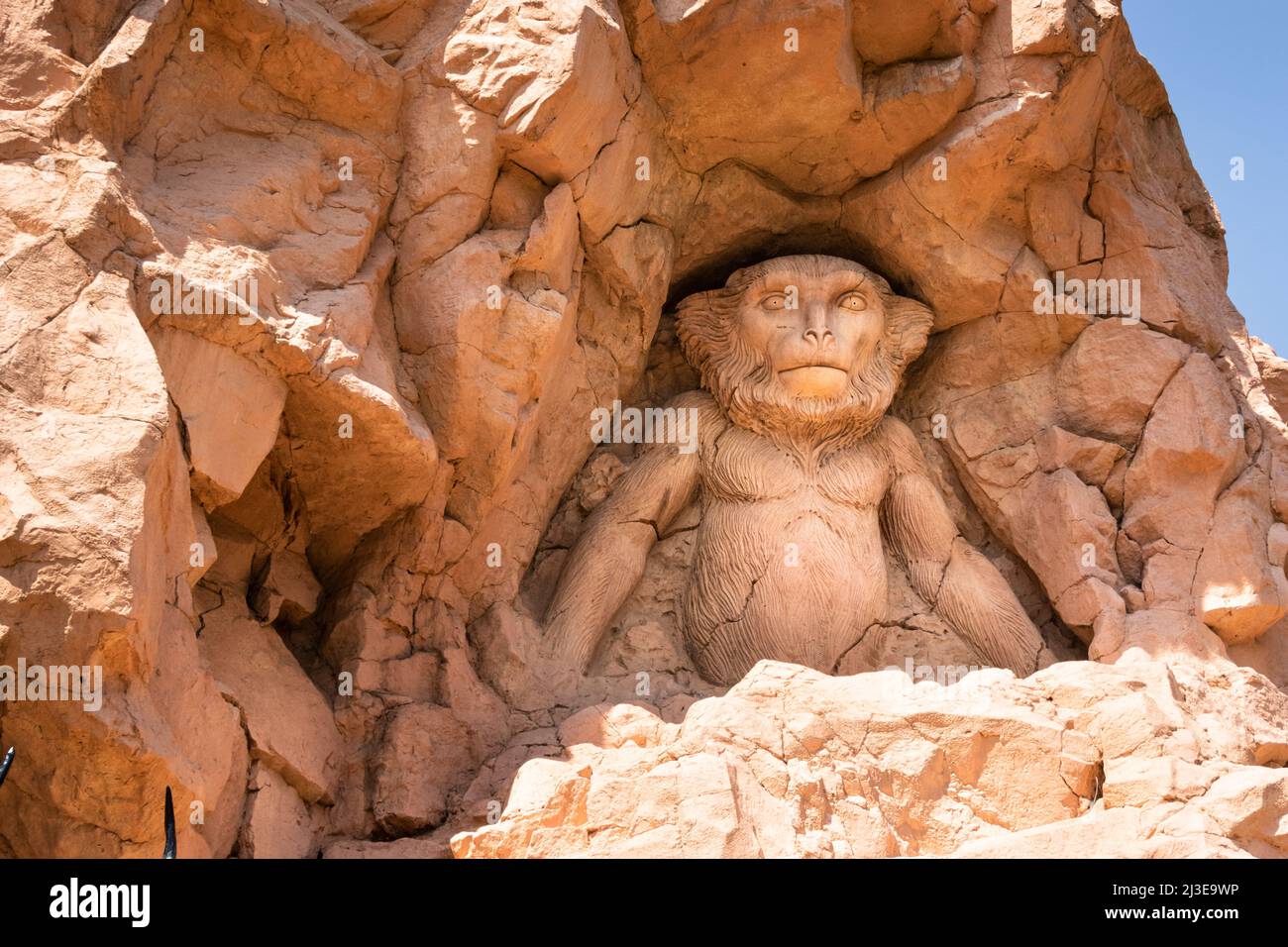 Singe africain sculpté dans le rocher. Roches artificielles. Banque D'Images
