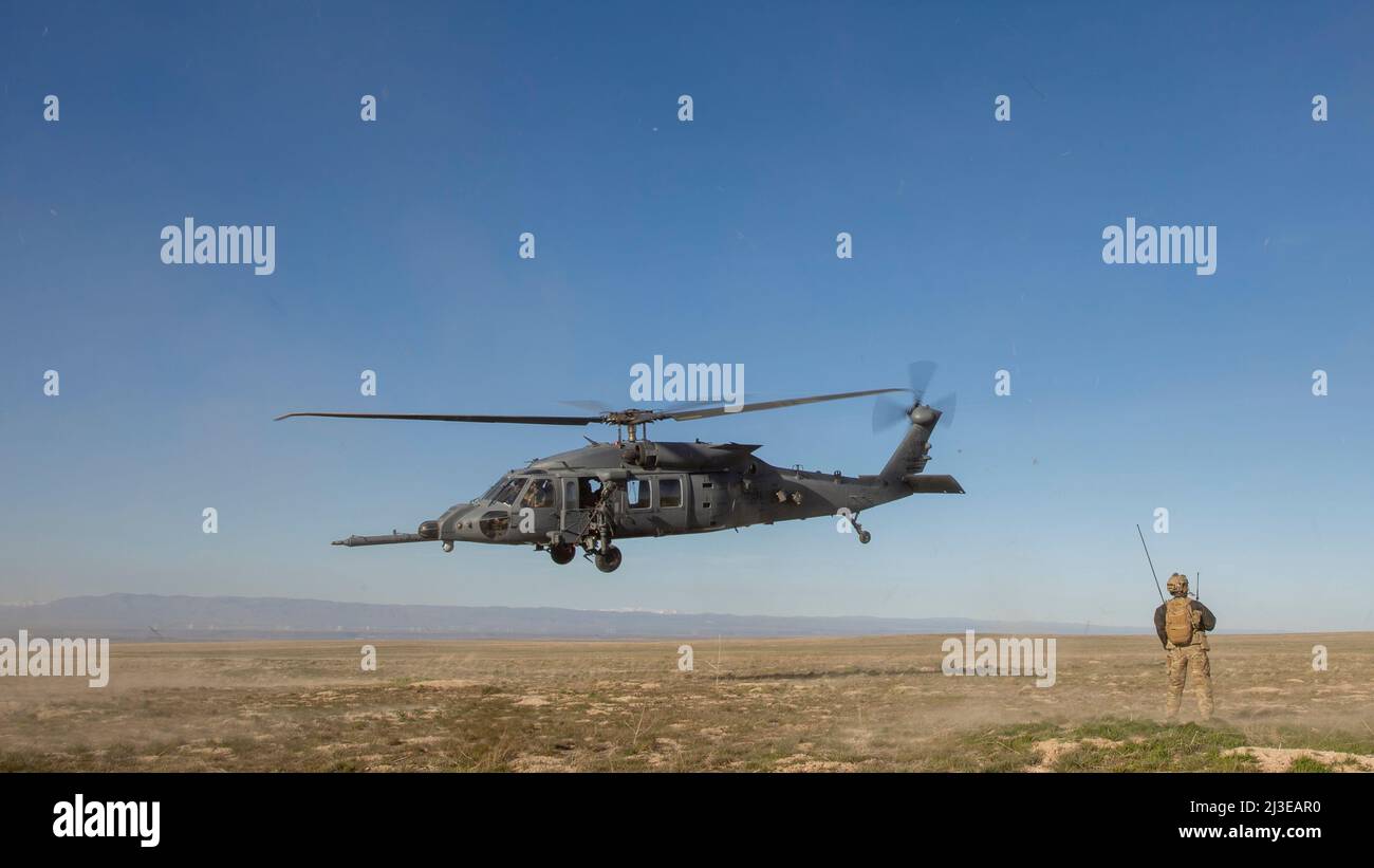 Un hélicoptère de sauvetage au combat Whiskey HH-60 de la U.S. Air Force part du champ de tir de Saylor Creek, au sud de Mountain Home, Idaho, le 6 avril 2022. L'hélicoptère est mis sur le terrain et testé par le Centre d'essais opérationnels et d'évaluation de la Force aérienne. (É.-U. Photo de la Garde nationale aérienne par le Sgt principal. Joshua C. Allmaras) Banque D'Images
