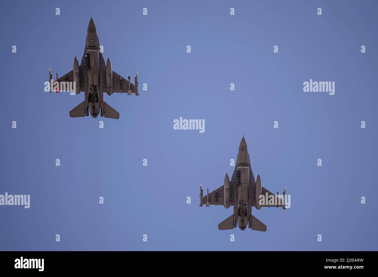 Deux F-16s du 301st Fighter Squadron, Naval Air Station fort Worth, effectuent un survol au champ Crutcher Scott à Abilene, Texas, devant l'équipe de base-ball de l'Air Force Academy, au match de baseball de l'Air Force Academy Falcons vs Abilene Christian University Wildcats le 7 avril 2022. Les F-16s sont capables d'atteindre des vitesses supérieures à Mach 2, soit plus de deux fois la vitesse du son. (É.-U. Photo de la Force aérienne par le premier Airman Reilly McGuire) Banque D'Images