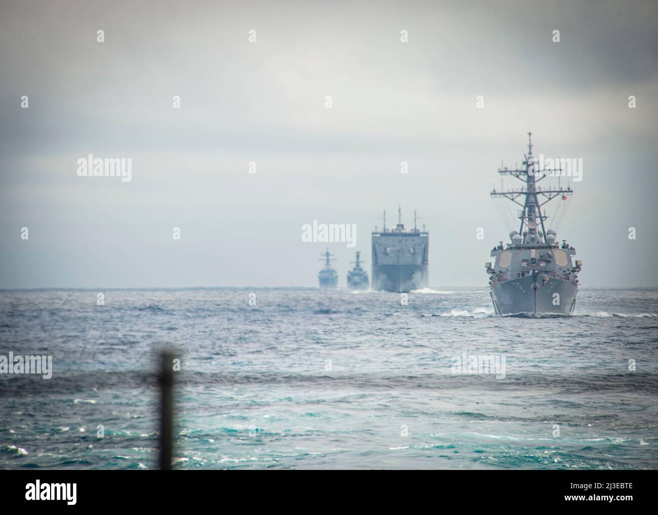 220317-N-FS190-1037 OCÉAN ATLANTIQUE (le 17 mars 2022) des navires naviguent dans une formation derrière le destroyer guidé de la classe Arleigh-Burke USS Truxtun (DDG 103) pour l'exercice de la Force opérationnelle (TFEX), le 17 mars 2022. Le TTEX est un exercice axé sur des scénarios qui sert de certification pour le déploiement indépendant de navires et qui est désigné pour tester la préparation et le rendement de la mission dans les opérations intégrées. Truxtun est en cours d'évolution de la formation Carrier Strike Group (CSG) 4. (É.-U. Navy photo par Mass communication Specialist 2nd Class Hillary Becke) Banque D'Images