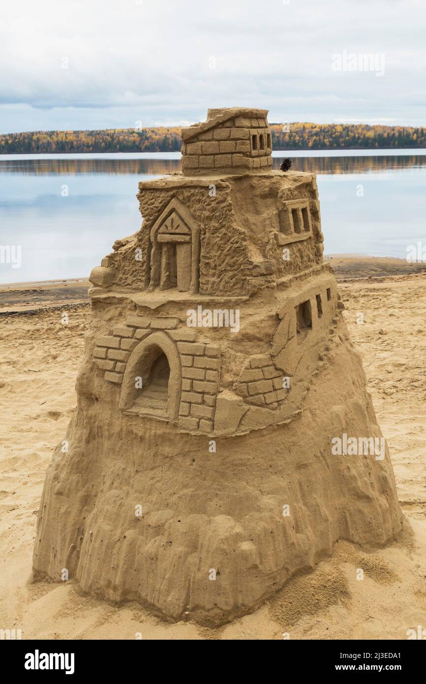 Sandcastle sur la plage en automne, Lac Taureau, Saint-Michel-des-Saints, Lanaudière, Québec, Canada. Banque D'Images