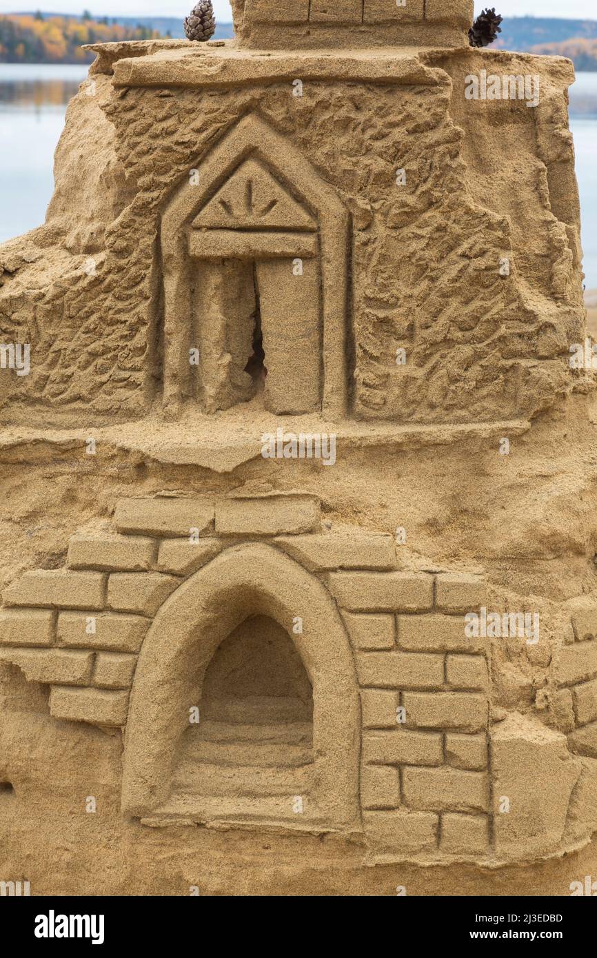 Sandcastle sur la plage en automne, Lac Taureau, Saint-Michel-des-Saints, Lanaudière, Québec, Canada. Banque D'Images