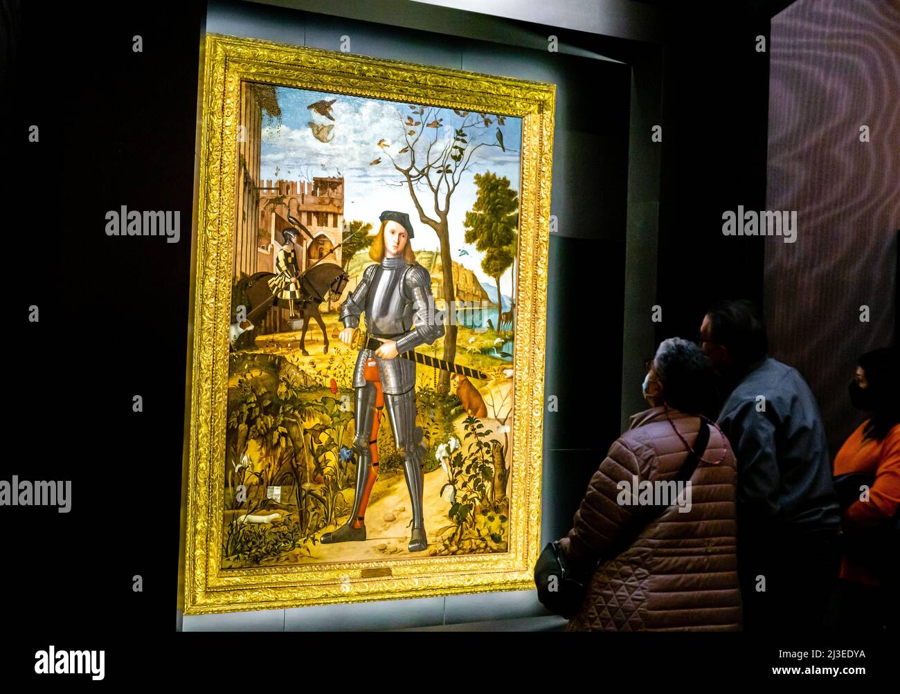 Visiteurs regardant Vittore Carpaccio - Jeune Chevalier dans un paysage - ca. 1505 - huile sur toile. Musée Thyssen Madrid, Espagne Banque D'Images