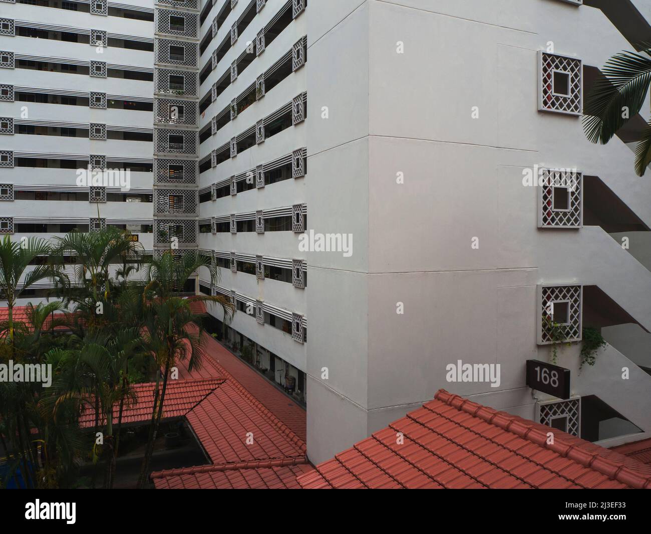 Vue rapprochée de la façade extérieure d'un ancien design plat HDB dans un quartier résidentiel. Banque D'Images