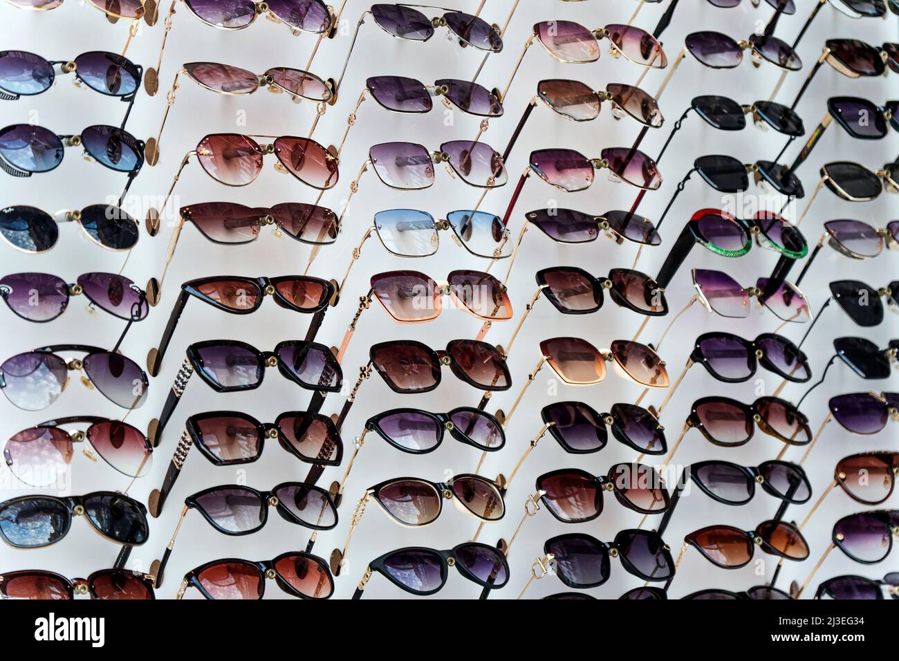 Différentes formes et tailles de lunettes. Boutique de lunettes de soleil  avec des lunettes et différents vêtements pour les yeux de peuples à porter  pour la protection UV de la Photo Stock -