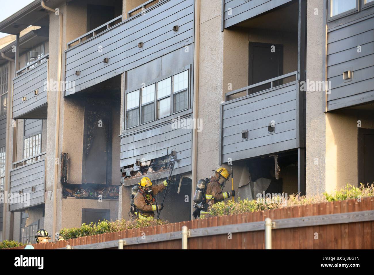 7 avril 2022 : un incendie de cinq-larmes à la communauté Serenity 55, 3200 DiLido Road, dans le nord-est de Dallas TX.des alarmes supplémentaires ont été déclenchées pour fournir des ambulances au transport des résidents âgés et médicalement handicapés. (Credit image: © AVI Adelman/ZUMA Press Wire) Banque D'Images