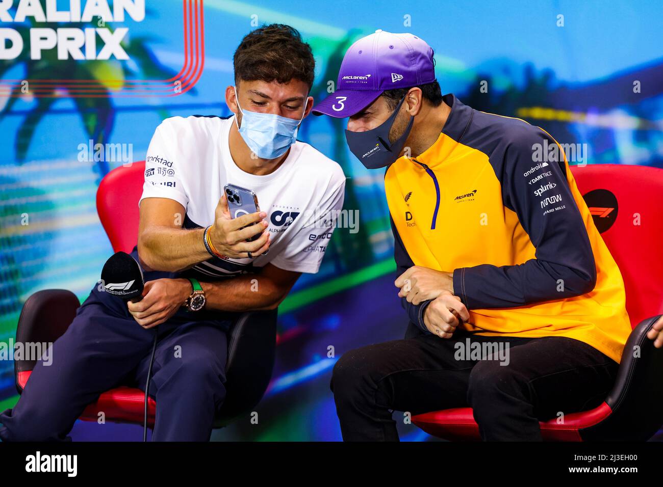 De gauche à droite) : Pierre Gasly (FRA) AlphaTauri et Daniel Ricciardo  (AUS) McLaren à la Conférence de presse de la FIA. 08.04.2022. Championnat  du monde Formula 1, Rd 3, Grand Prix