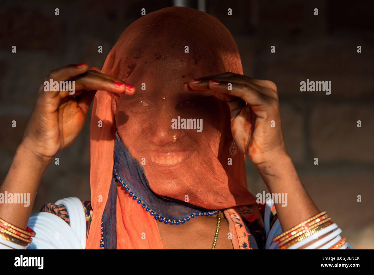 Une femme de village dans un voile face au soleil à Jodhpur, Rajasthan, Inde. Banque D'Images