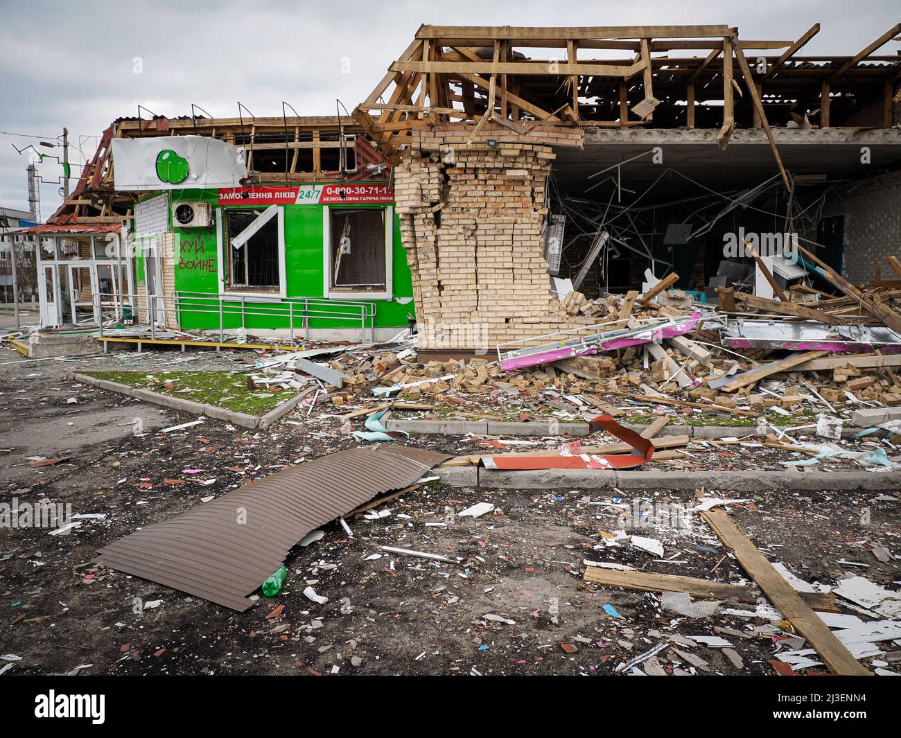 Vue sur un bâtiment endommagé. Après le retrait des troupes russes qui ont occupé la ville et terrorisé la population locale pendant plusieurs semaines, les citoyens essaient de commencer une nouvelle vie. (Photo de Jana Cavojska / SOPA Images/Sipa USA) Banque D'Images