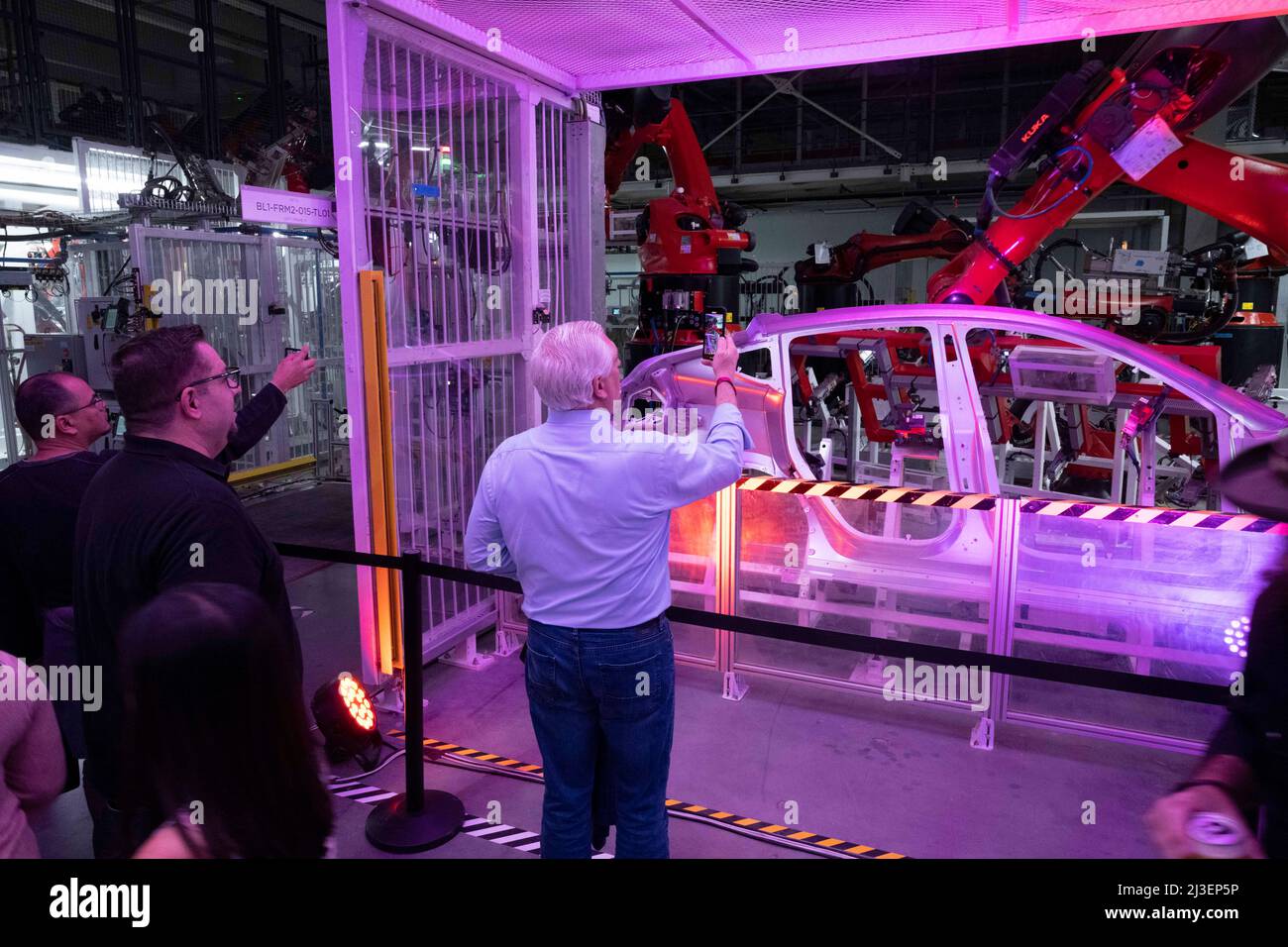 Austin Texas USA, avril 7 2022 : des machines robotisées sont à la ligne de fabrication du nouveau Gigafactory Texas de Tesla, en tant qu'invités à visiter le nouveau Gigafactory Texas de Tesla lors de son événement d'ouverture officielle privé. L'usine est la plus grande usine de fabrication des États-Unis et se mettra à produire plus de 1 000 voitures électriques par jour. Crédit : Bob Daemmrich/Alay Live News Banque D'Images