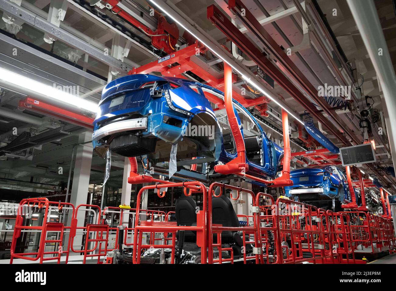 Austin Texas USA, avril 7 2022 : des machines sur une ligne de production automatisée ont des voitures partiellement construites au nouveau Gigafactory Texas de Tesla pendant que les invités visite l'installation lors de son grand événement privé d'ouverture. L'usine est la plus grande usine de fabrication des États-Unis et se mettra à produire plus de 1 000 voitures électriques par jour. Crédit : Bob Daemmrich/Alay Live News Banque D'Images