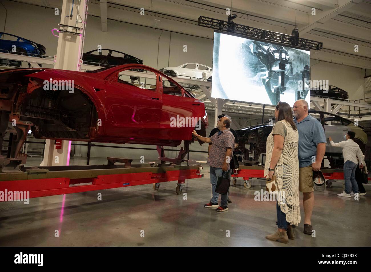 Austin, Texas, États-Unis. 7th avril 2022. Certains des 15 000 invités ont visité le nouveau Gigafactory Texas de Tesla près d'Austin lors de son événement privé d'ouverture officielle le 7 avril 2022. L'usine est la plus grande usine de fabrication des États-Unis et se mettra à produire plus de 1 000 voitures électriques par jour. (Image de crédit : © Bob Daemmrich/ZUMA Press Wire) Banque D'Images