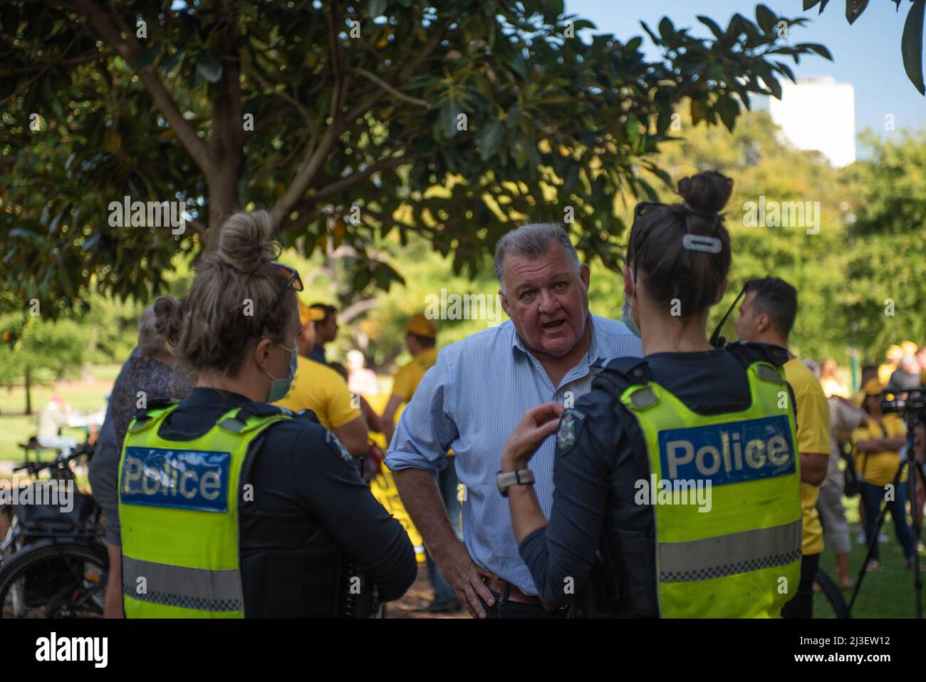 8th avril 2022, Melbourne, Australie. Le député et membre du Parti de l'Australie unie Craig Kelly s'entretient avec la police après avoir été éveillé par un chahuteur. Credit: Jay Kogler/Alay Live News Banque D'Images