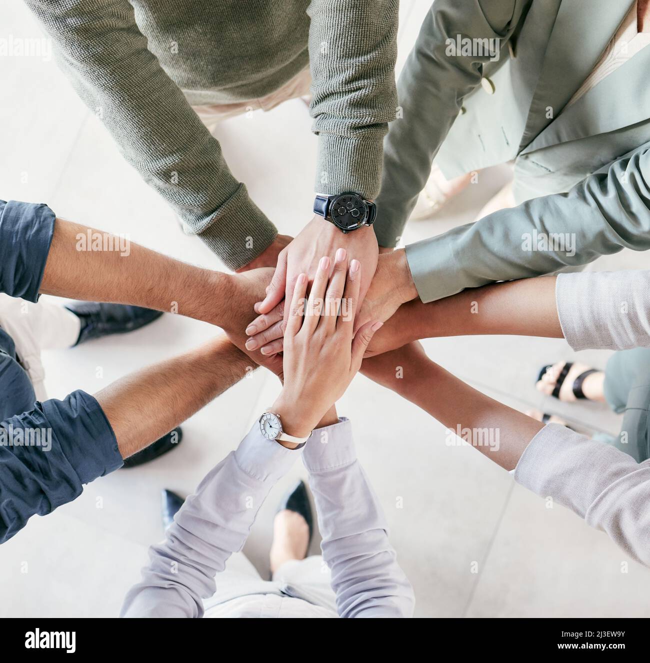 Concentrez toutes vos pensées sur le travail en cours. Photo d'un groupe d'hommes d'affaires méconnus qui ont les mains au travail. Banque D'Images