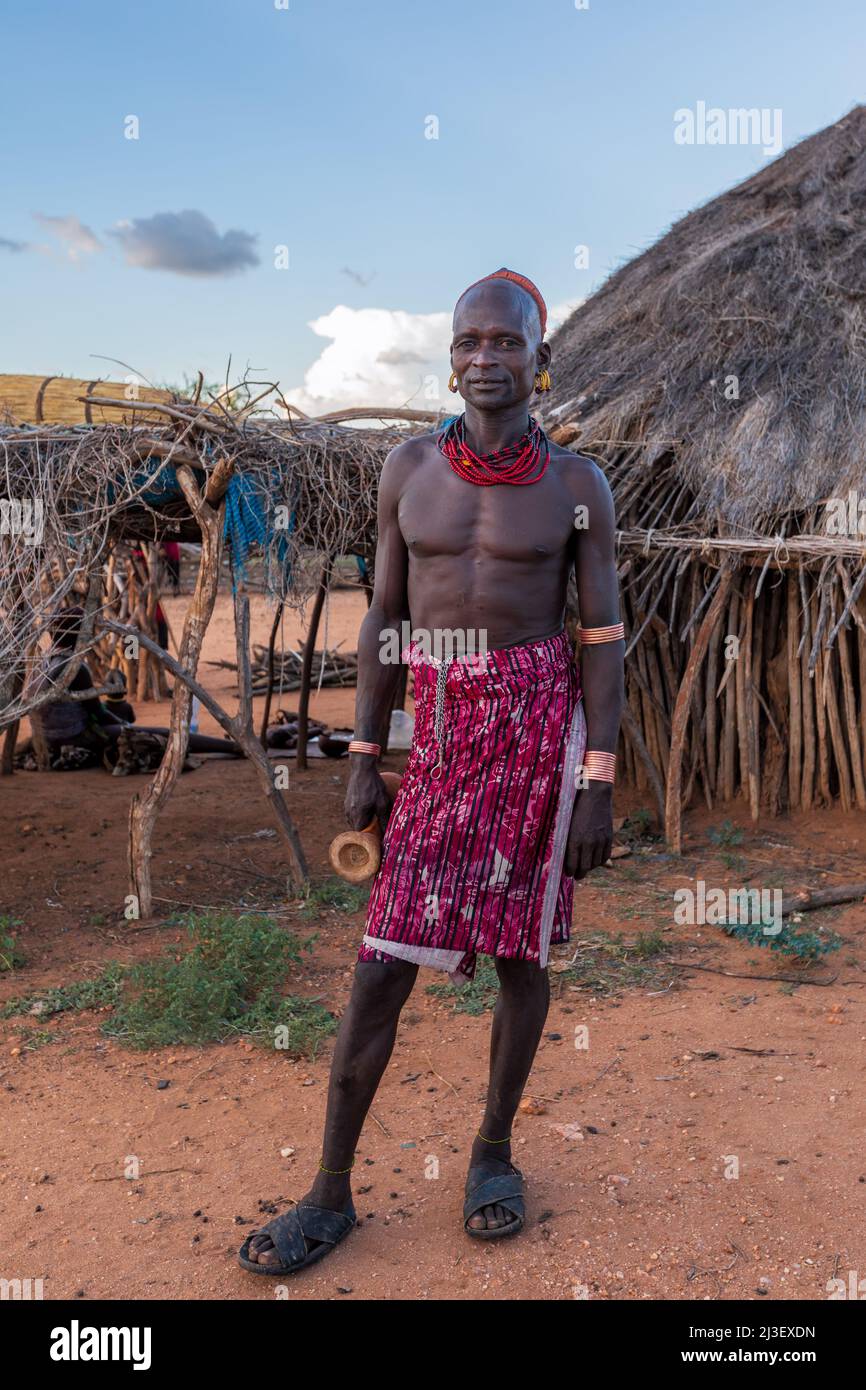 Turmi, vallée de la rivière Omo, Éthiopie - 10 mai 2019 : portrait d'un homme Hamar dans le village de Hamar. Les Hamars sont la tribu originale du sud-ouest de l'Éthiopie. Banque D'Images