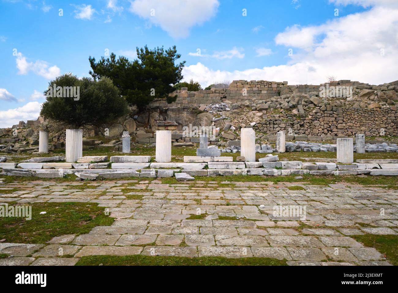 Les ruines et fragments du temple d'Athéna. Au sommet de l'ancienne colline, ville grecque tardive de Pergamon, près de Bergama, Turquie. Banque D'Images