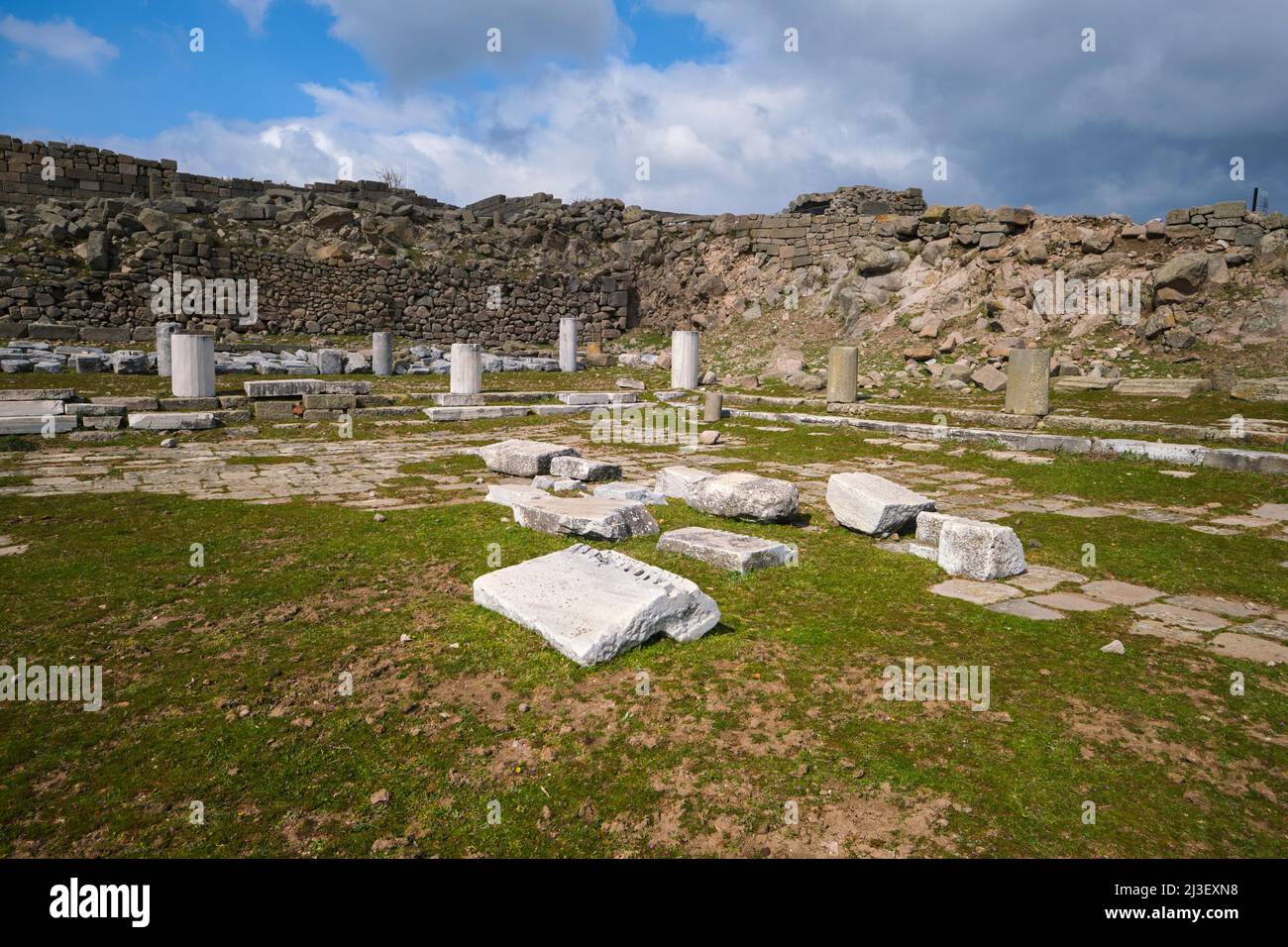 Les ruines et fragments du temple d'Athéna. Au sommet de l'ancienne colline, ville grecque tardive de Pergamon, près de Bergama, Turquie. Banque D'Images