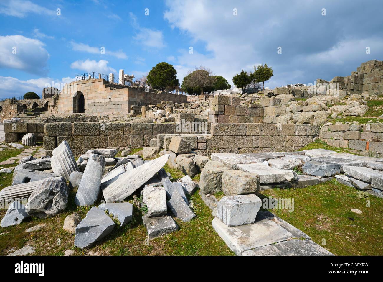 Les ruines et fragments du temple d'Athéna. Au sommet de l'ancienne colline, ville grecque tardive de Pergamon, près de Bergama, Turquie. Banque D'Images