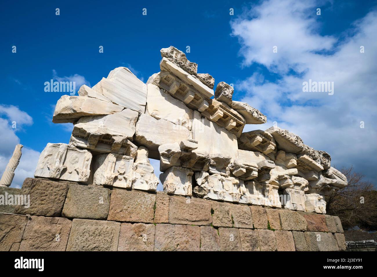 Remontage partiel du fronton du temple de Trajan. Au sommet de l'ancienne colline, ville grecque tardive de Pergamon, près de Bergama, Turquie. Banque D'Images