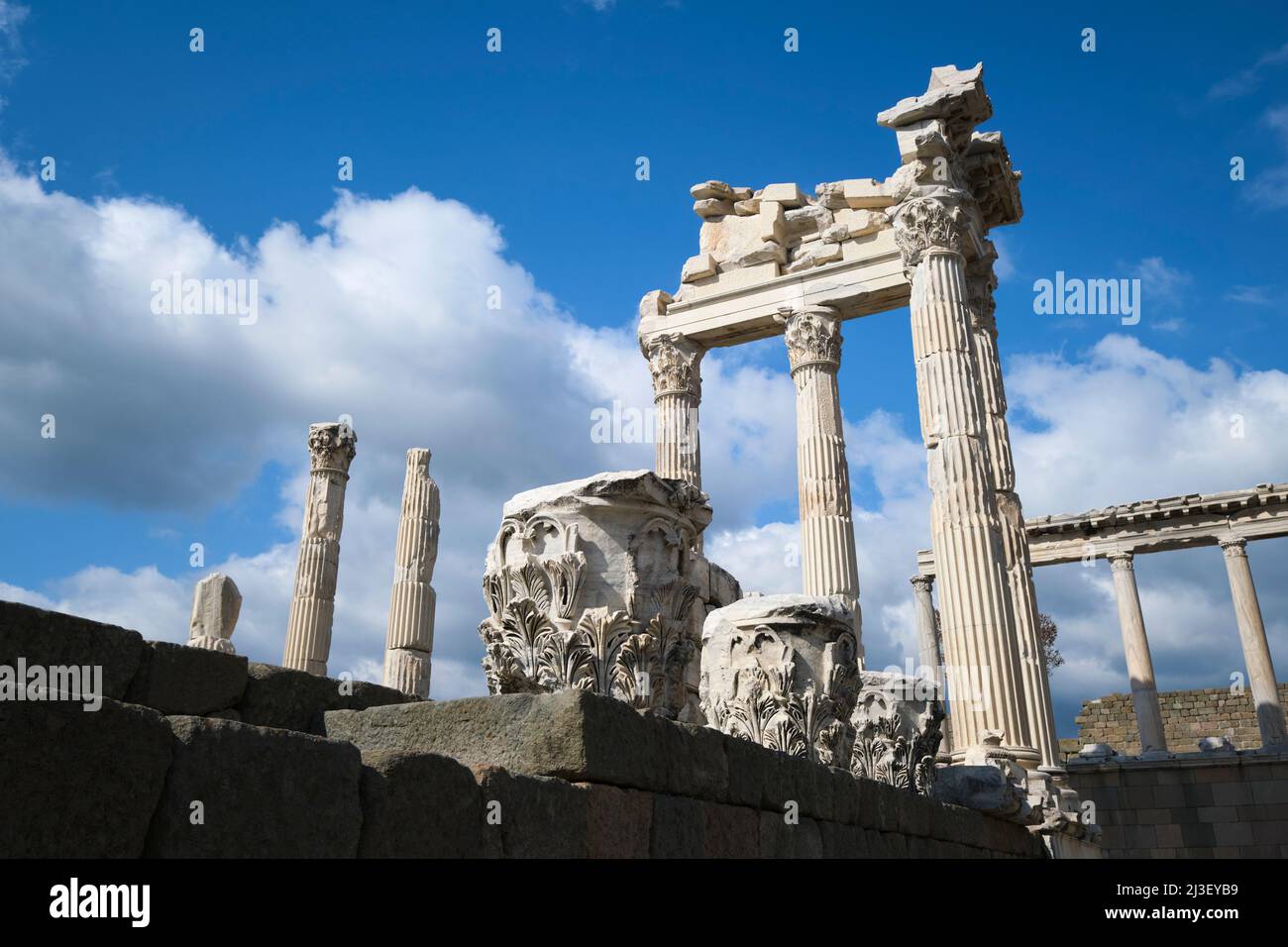 Colonnes corinthiennes et un coin réassemblé du temple de Trajan. Au sommet de l'ancienne colline, ville grecque tardive de Pergamon, près de Bergama, Turquie. Banque D'Images