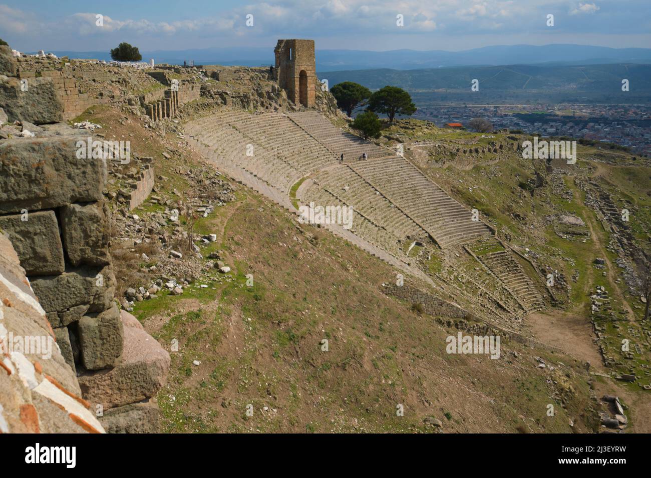 Vue sur le théâtre escarpé, pouvant accueillir environ 10 000 personnes. Au sommet de l'ancienne colline, ville grecque tardive de Pergamon, près de Bergama, Turquie. Banque D'Images