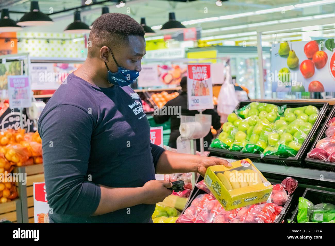Cape Town, Afrique du Sud - 9 septembre 2021 : un membre du personnel cueille des produits à partir de l'étagère pour un service de livraison express à domicile Banque D'Images