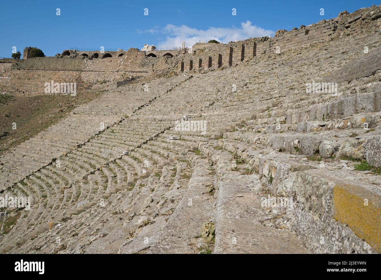 Vue sur le théâtre escarpé, pouvant accueillir environ 10 000 personnes. Au sommet de l'ancienne colline, ville grecque tardive de Pergamon, près de Bergama, Turquie. Banque D'Images