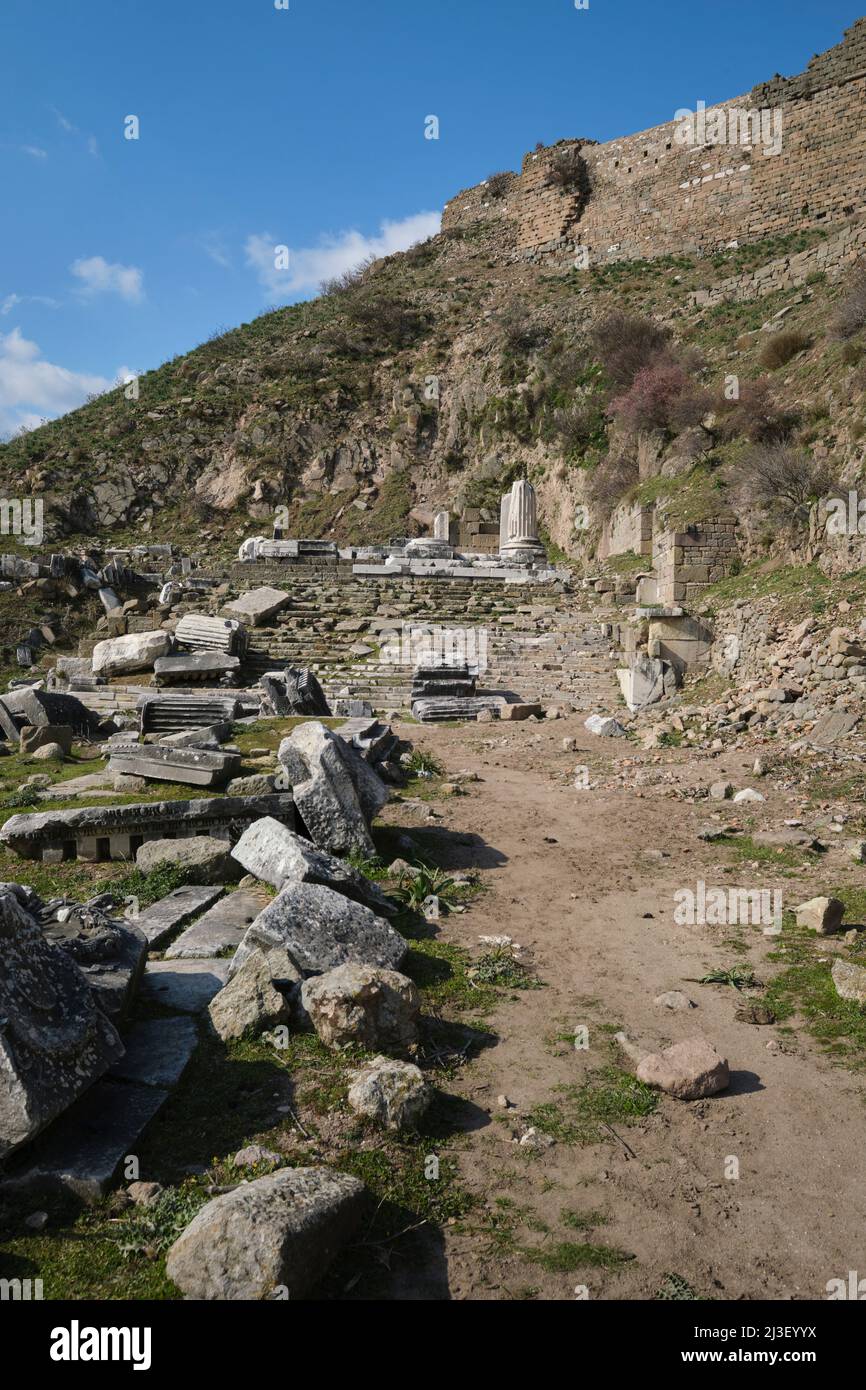La vue sur les ruines du Temple de Dionysos, à la base du théâtre. Au sommet de l'ancienne colline, ville grecque tardive de Pergamon, près de Bergama, Turquie. Banque D'Images