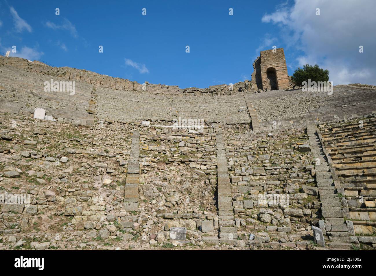 Vue sur le théâtre escarpé, pouvant accueillir environ 10 000 personnes. Au sommet de l'ancienne colline, ville grecque tardive de Pergamon, près de Bergama, Turquie. Banque D'Images