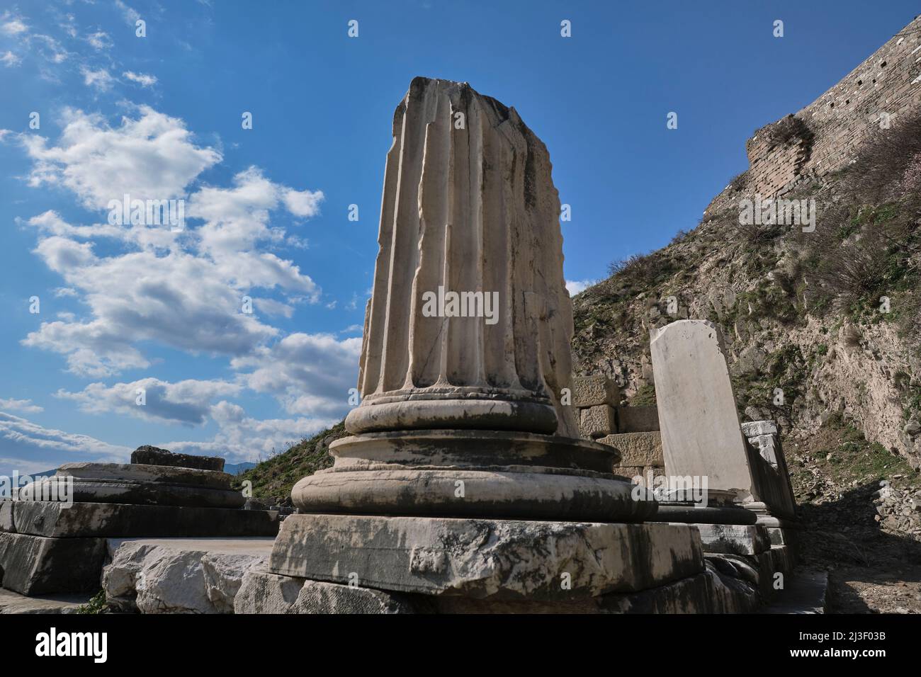 La vue d'une des grandes colonnes sur les ruines du Temple de Dionysos, à la base du théâtre. À l'ancienne ville grecque de Pergamon, au sommet d'une colline, Banque D'Images