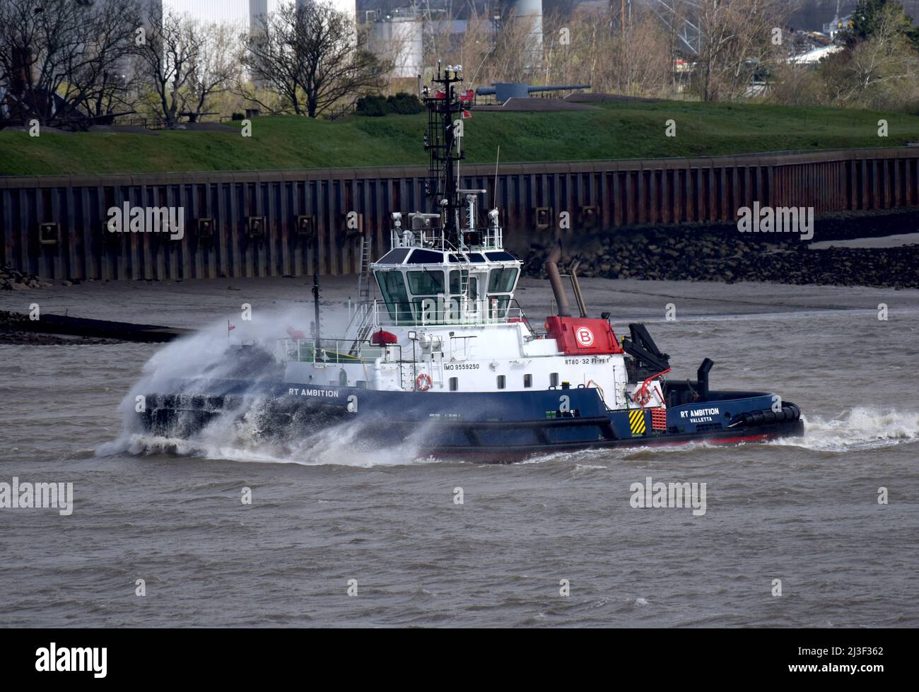 07/04/2022 Gravesend Royaume-Uni de forts vents foulent les vagues sur la Tamise que les navires et les bateaux font leur commerce sur la Liquid Highway. L'image montre le tugbo Banque D'Images