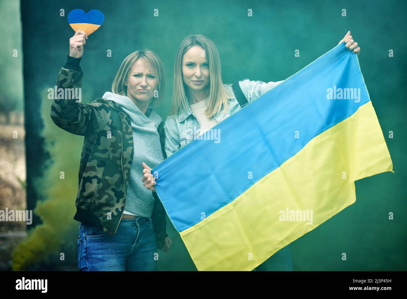 Deux filles soutiennent l'Ukraine sans signe de guerre Banque D'Images