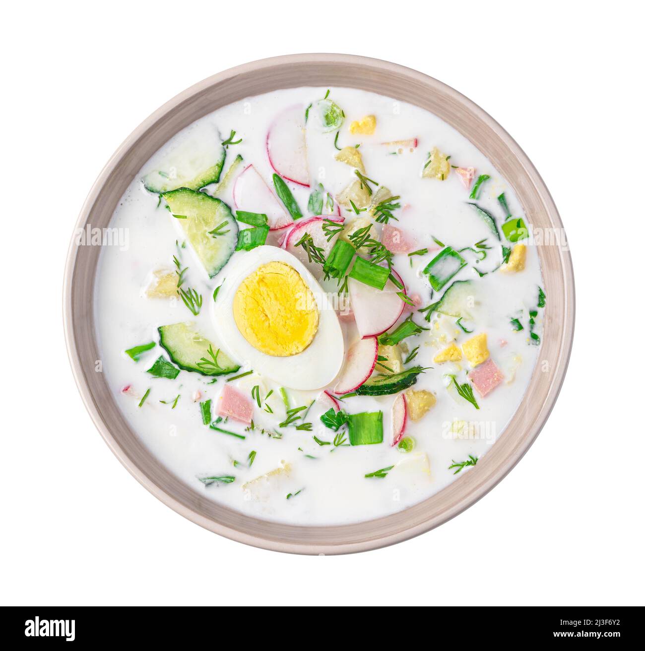 Okroshka en gros plan isolé sur fond blanc. Été, soupe froide avec légumes et kéfir. Banque D'Images