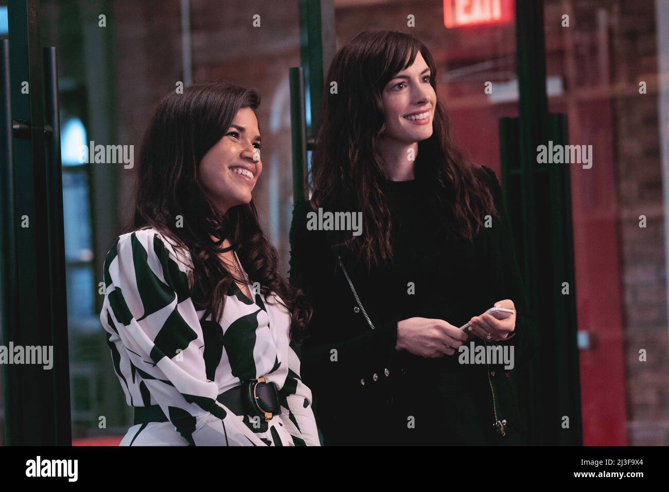 ANNE HATHAWAY et AMERICA FERRERA à WECRASHED (2022), sous la direction de SHARI SPRINGER BERMAN, ROBERT PULCINI, GLENN FICARRA et JOHN REQUA. Crédit : Apple Studios / Album Banque D'Images