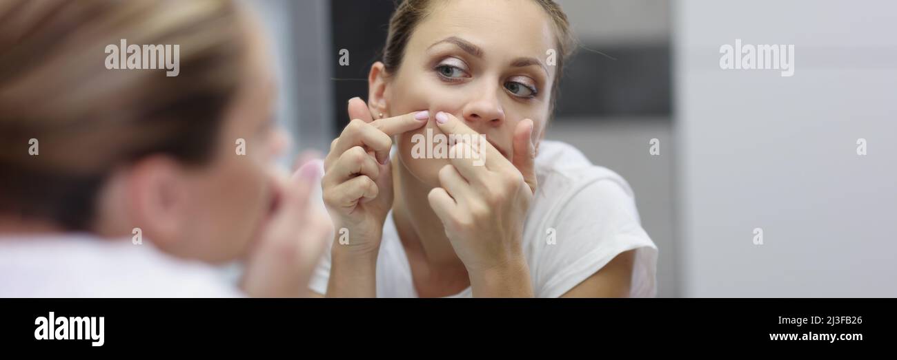 La jeune femme nettoie la peau de la saleté Banque D'Images