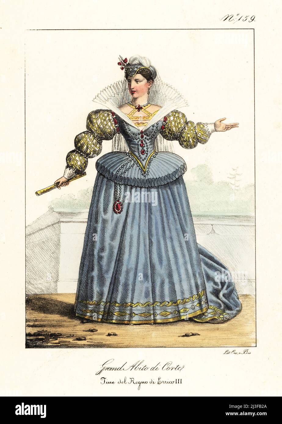 Noble en robe de cour, règne du roi Henri III de France. En robe à chapeau plumé, farthingale ou vertugadin avec col en dentelle droit, manches bouffantes brodées, Grand habit de Cour, fin du Regne de Henri III Lithographie de couleur main par Lorenzo Bianchi et Domenico Cuciniello d'après Hippolyte Lecomte de Costuci civili e militari della monarchia francese dal 1200 al 1820, Naples, 1825. Édition italienne des costumes civils et militaires de Lecomte de la monarchie française de 1200 à 1820. Banque D'Images