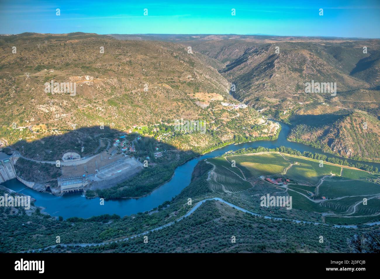 Vue aérienne de la centrale hydraulique de Saucelle, dans la vallée du Douro, portugal. Banque D'Images