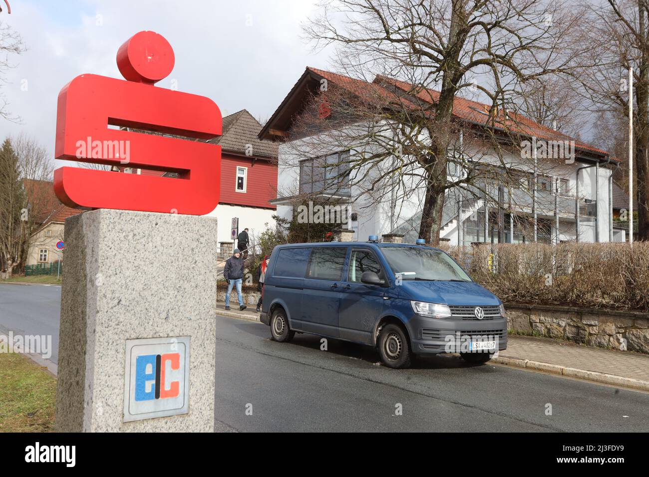 Schierke, Allemagne. 08th avril 2022. Les enquêteurs du Bureau de la police criminelle de l'État de Saxe-Anhalt ont trouvé des preuves dans une agence de la banque d'épargne. La détonation d'un ATM dans la branche a causé des dommages considérables à la propriété. Il n'est pas encore clair si quelqu'un a été blessé dans l'explosion. Credit: Matthias Bein/dpa/Alay Live News Banque D'Images