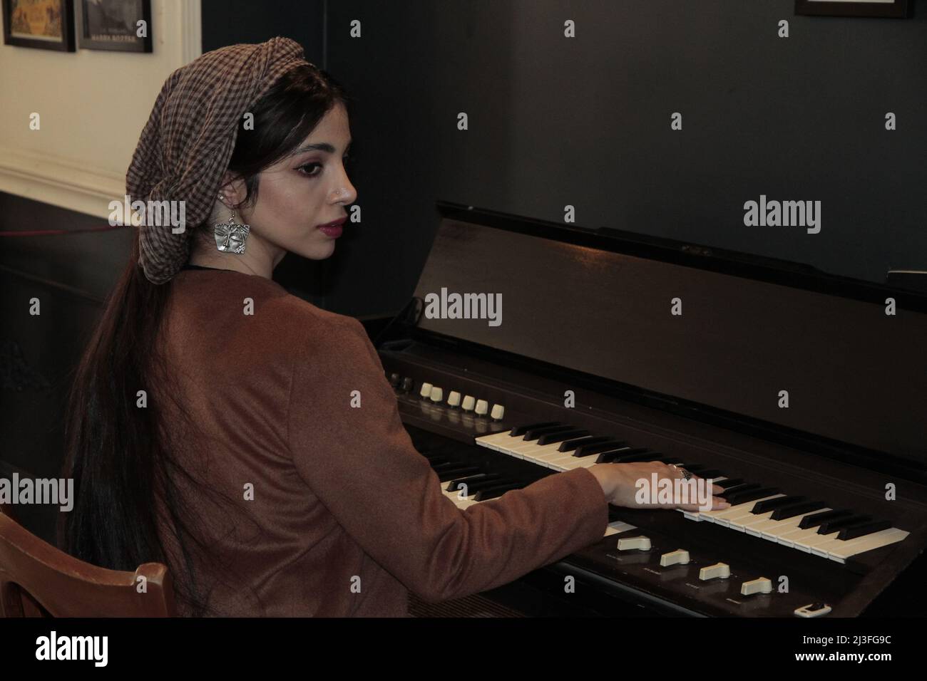 Dame jouant du piano Banque de photographies et d'images à haute résolution  - Alamy