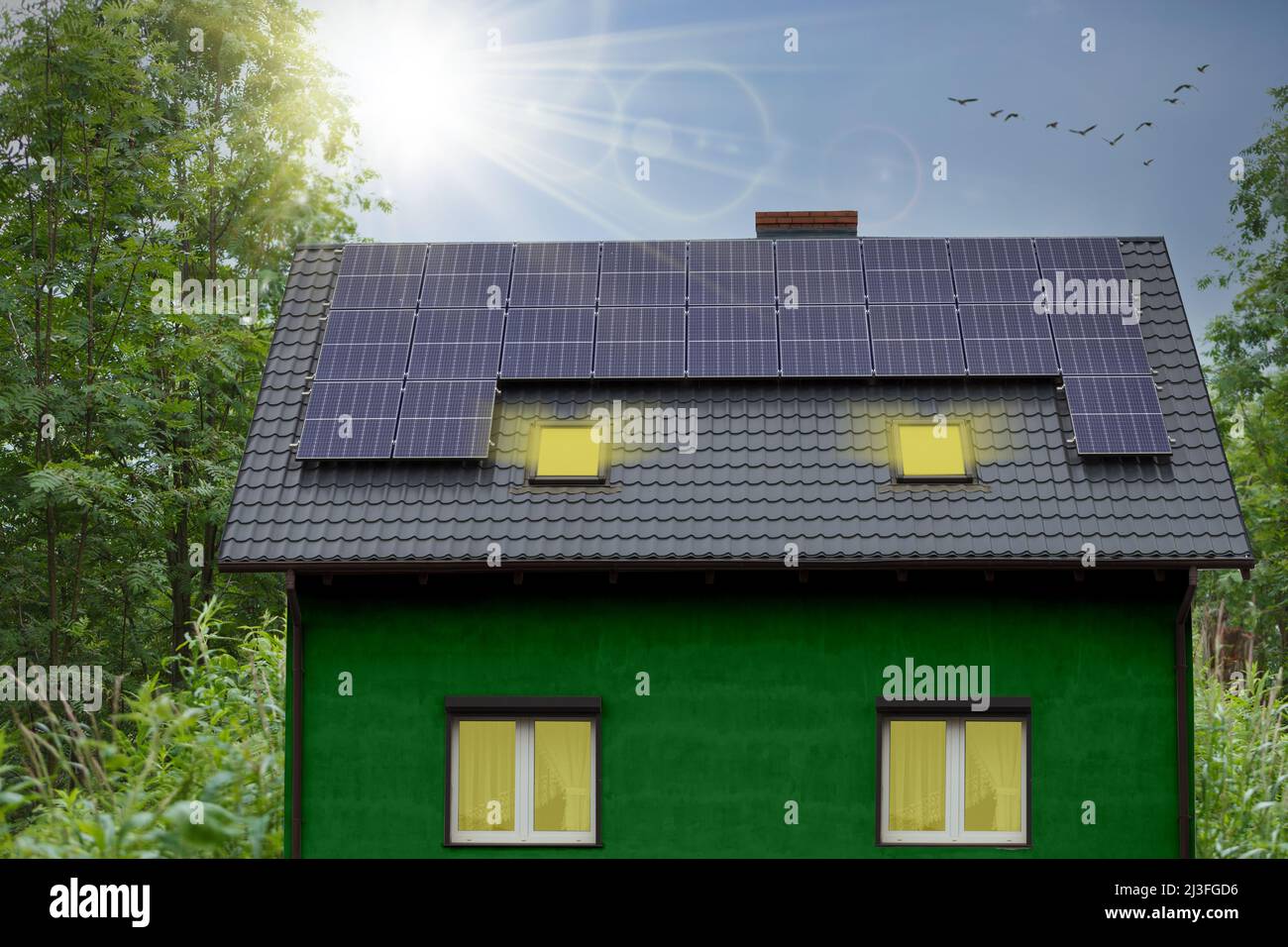 Panneaux solaires sur le toit de la maison verte, image conceptuelle. Banque D'Images