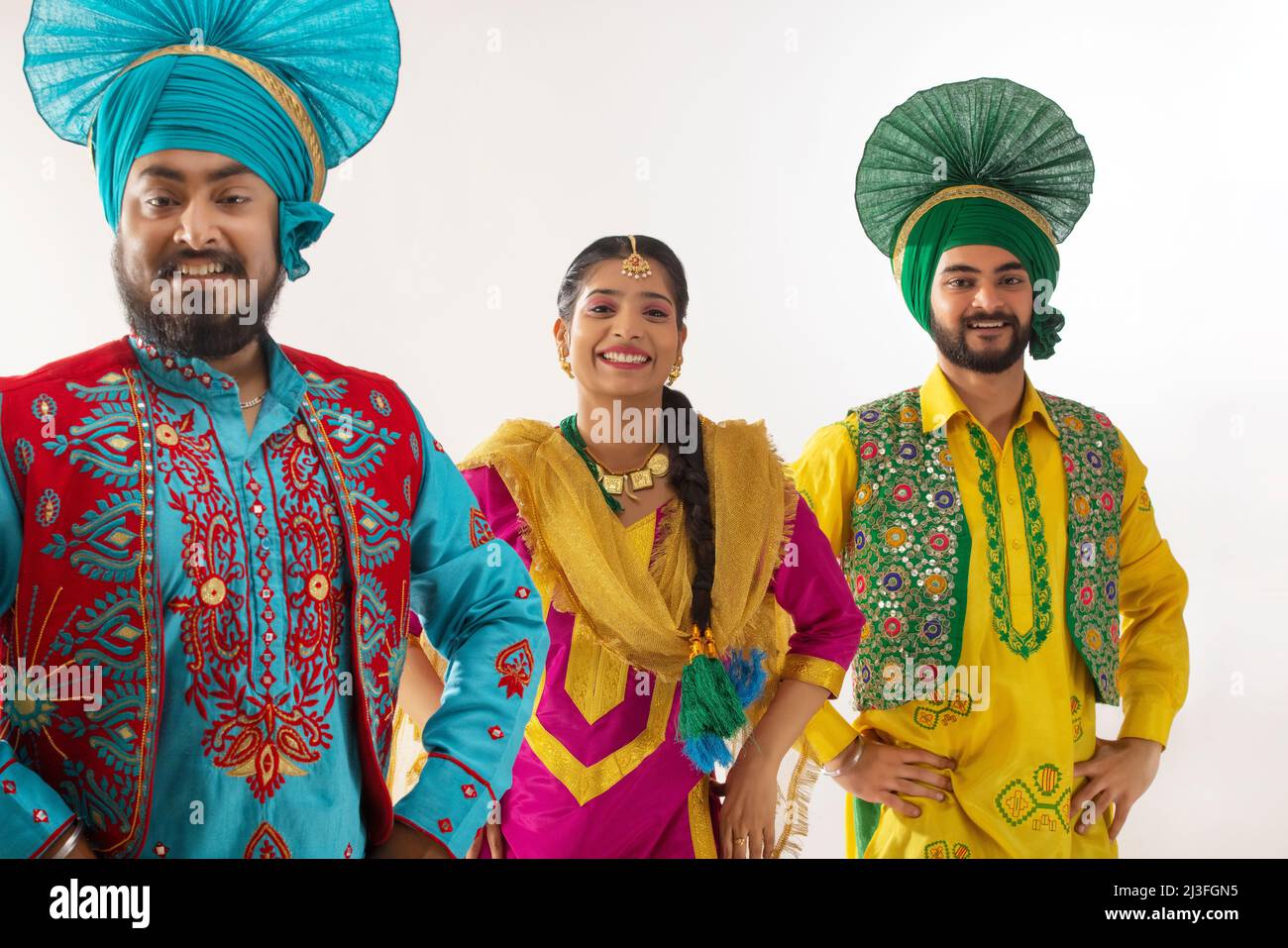 Les Sikh exécutent le bhangra ensemble pendant la fête de Baisakhi Banque D'Images