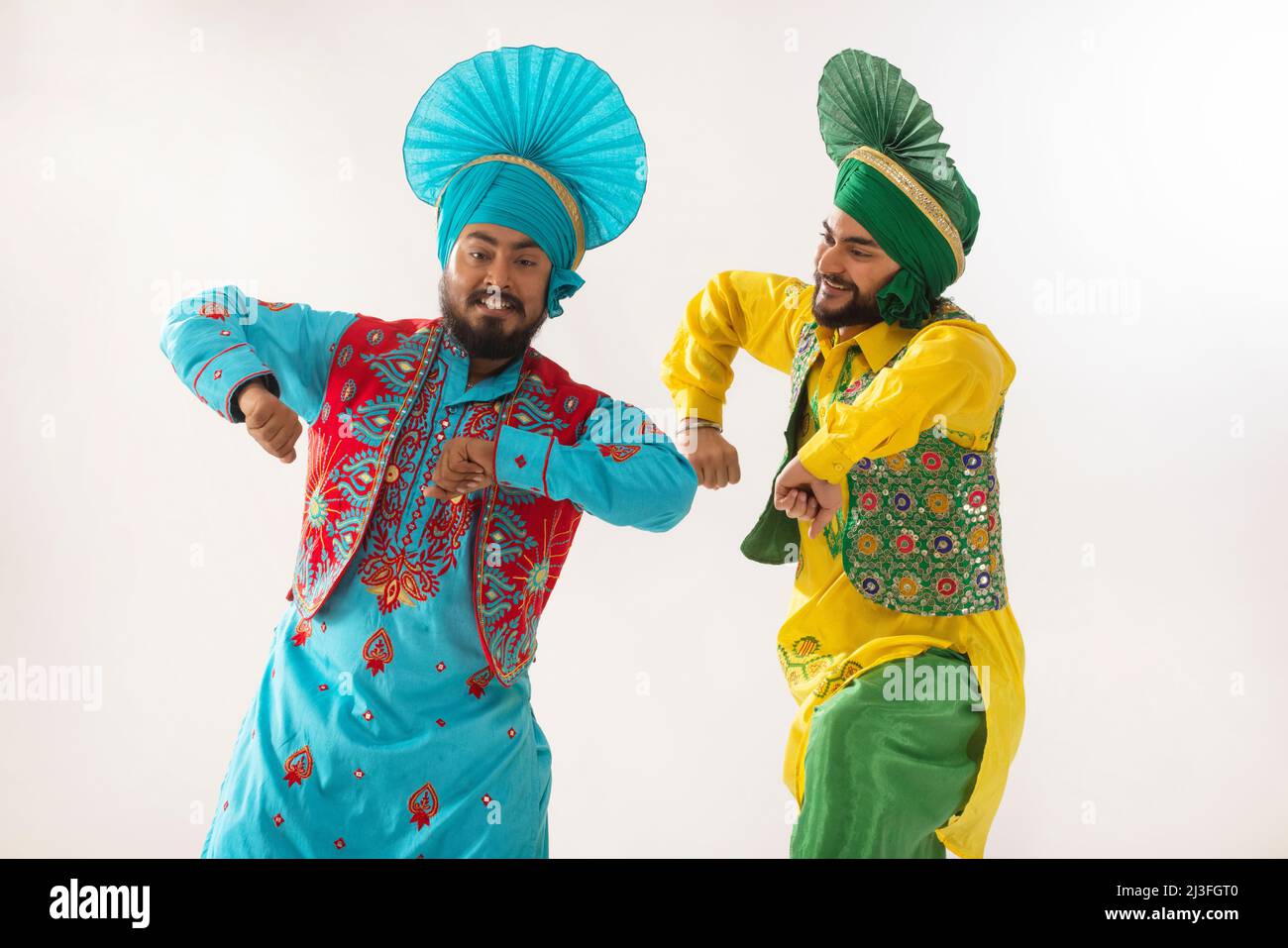 Les hommes sikhs qui exécutent le bhangra ensemble pendant la fête de Baisakhi Banque D'Images