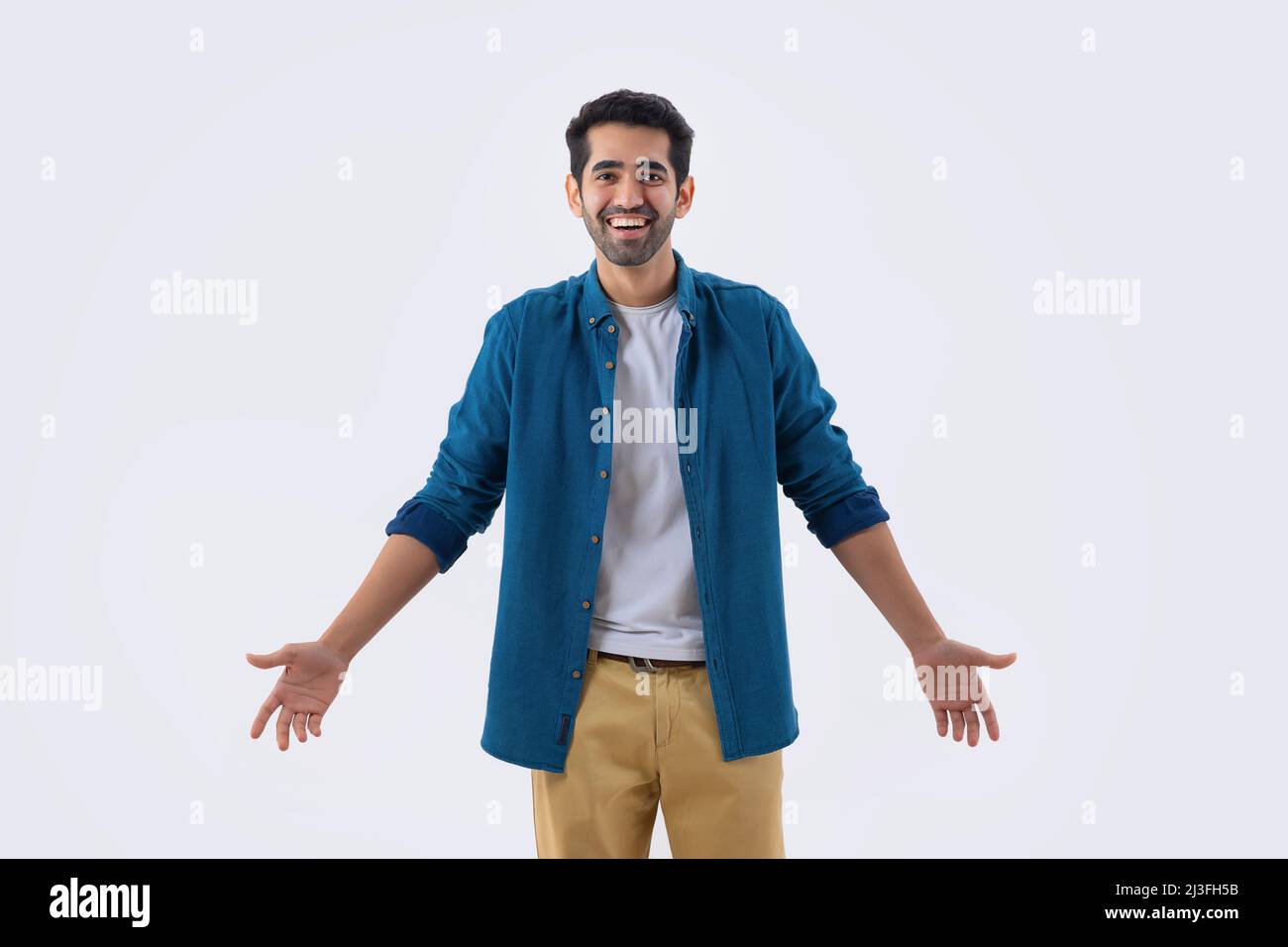 Jeune homme en tenue décontractée regardant l'appareil photo avec le sourire Banque D'Images