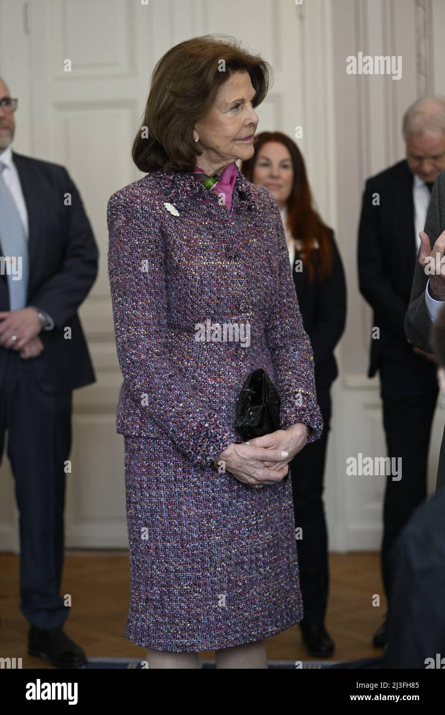 La reine Silvia à la résidence d'Ostersund, en Suède, le 08 avril 2022. Le couple royal visite le comté de Jamtland.la visite fait partie des voyages de la famille royale dans les 21 comtés de Suède pour voir comment ils ont été touchés par la pandémie COVID-19. Photo: Pontus Lundahl / TT code 10050 Banque D'Images