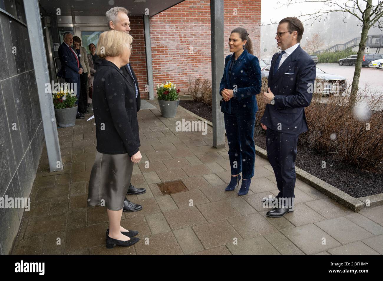 La princesse Victoria et le prince Daniel visitent le bureau du procureur de Sodertorn à Stockholm, en Suède, le 08 avril 2022. Les couples des princesses de la Couronne ont été reçus par le procureur Petra Lundh et le chef de chambre Gunnar Merkel. Photo Henrik Montgomery / TT code 10060 Banque D'Images