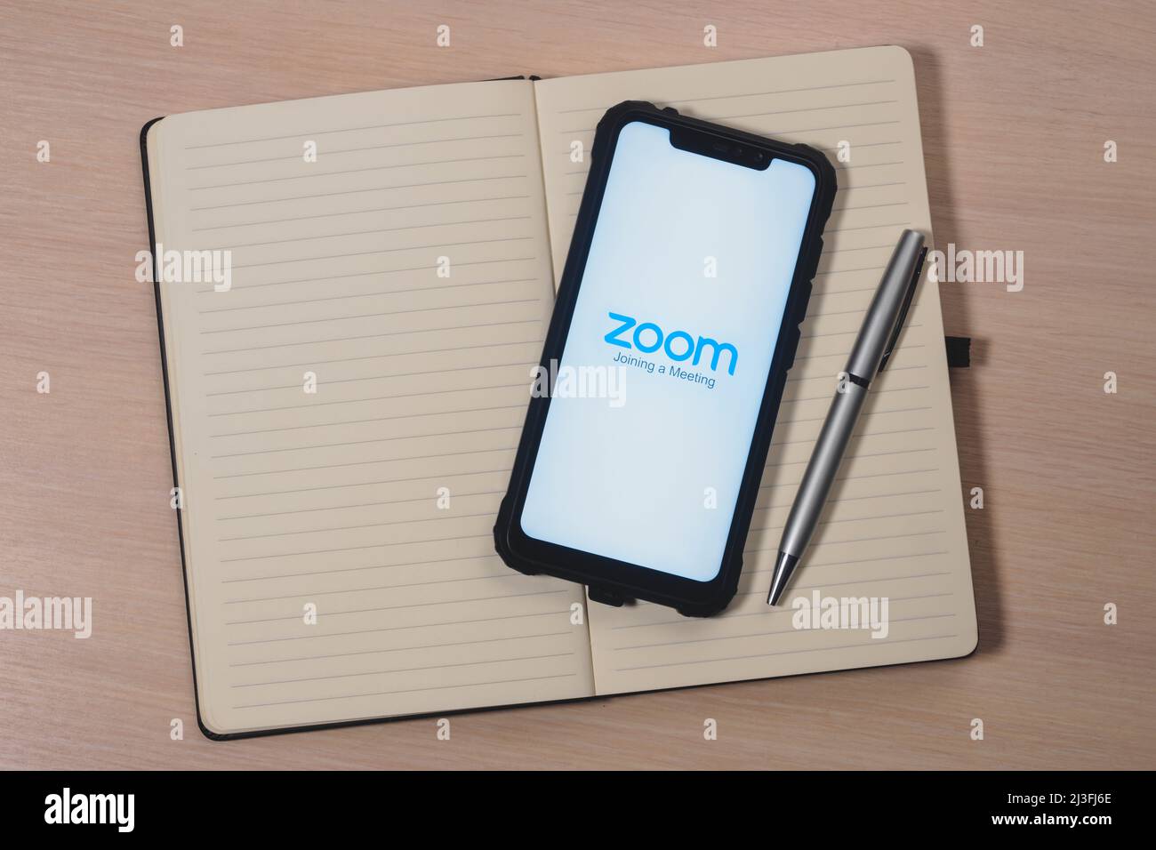 Logo de l'application Zoom sur l'écran du smartphone. Zoom Video Communications est une entreprise qui fournit des services de conférence à distance. Préparation pour un mee en ligne Banque D'Images