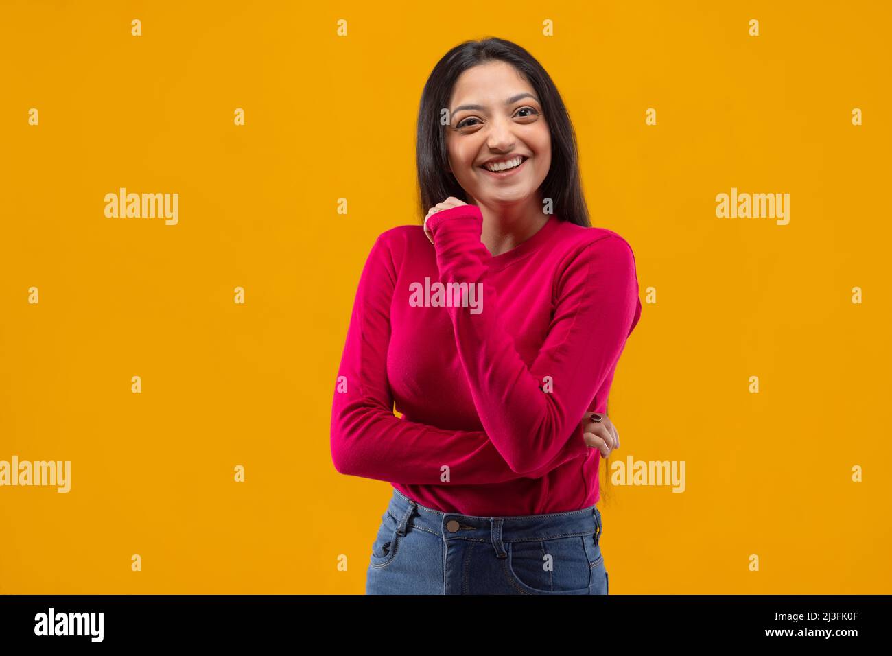 Portrait d'une jeune femme souriant devant l'appareil photo Banque D'Images