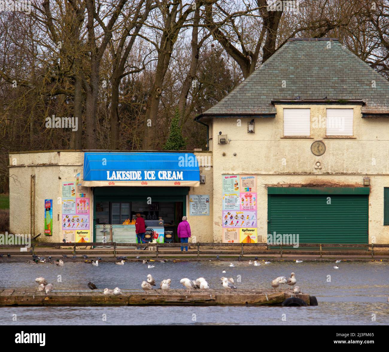 Un vieux glacier stall près du lac nautique, avec des oiseaux en premier plan, dans le parc Stanley, Blackpool Banque D'Images