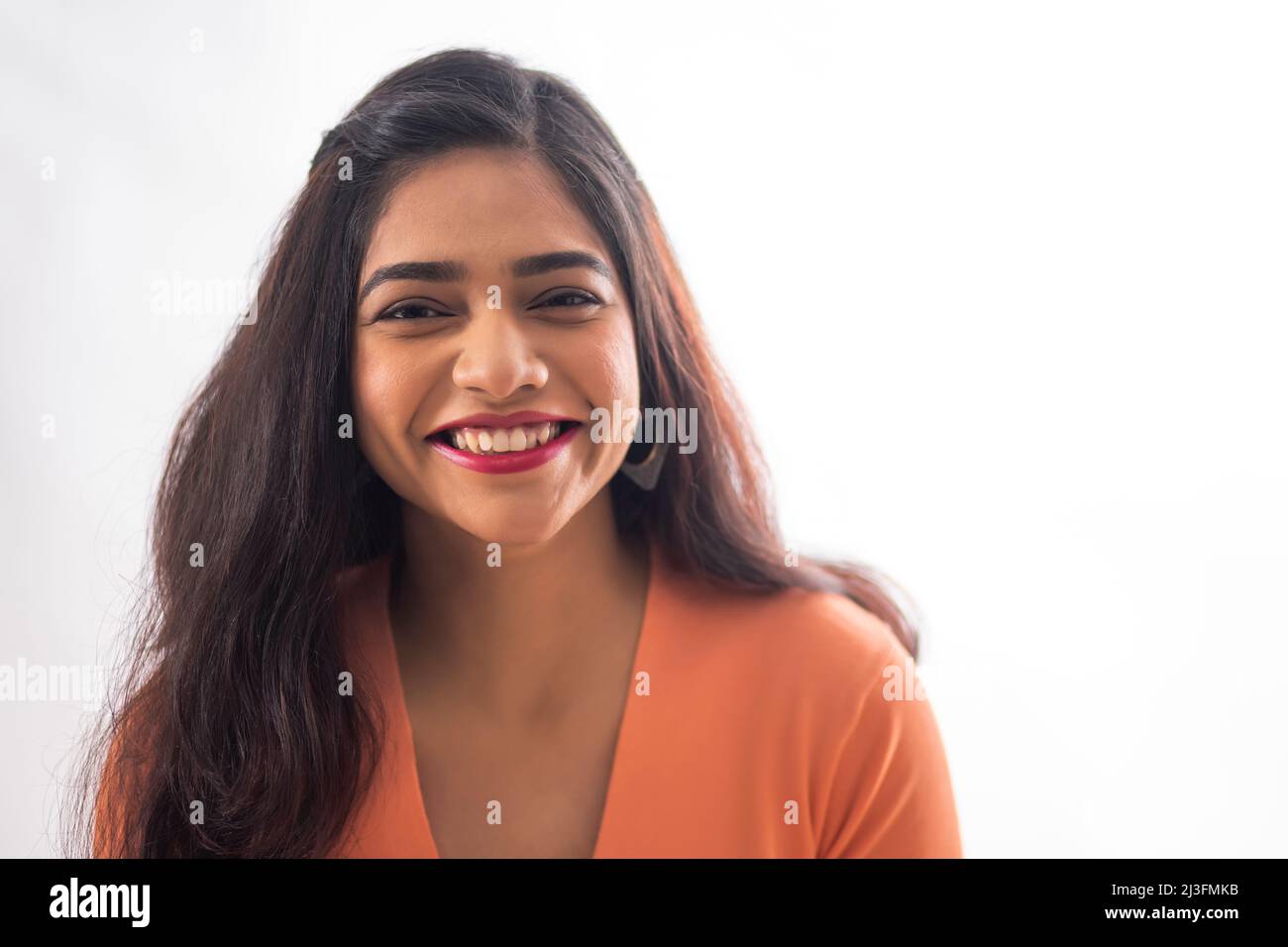portrait d'une jeune femme regardant l'appareil photo et souriant Banque D'Images