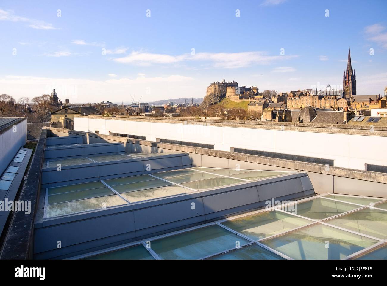 Édimbourg, Écosse, Royaume-Uni - extension du musée national d'Écosse par Benson & Forsyth, extérieur avec vue sur la ville du château d'Édimbourg Banque D'Images